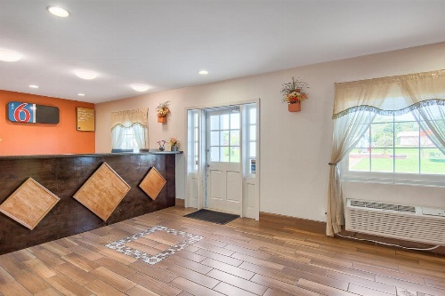 Motel 6-Harrisonburg, VA - South image 5